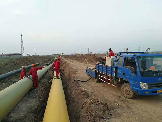 聚氨酯補(bǔ)口機(jī) 管道保溫Q2600系列壓力11Mpa 保溫功率11KW(圖1) 聚氨酯補(bǔ)口機(jī)Q2600系列施工現(xiàn)場(chǎng)