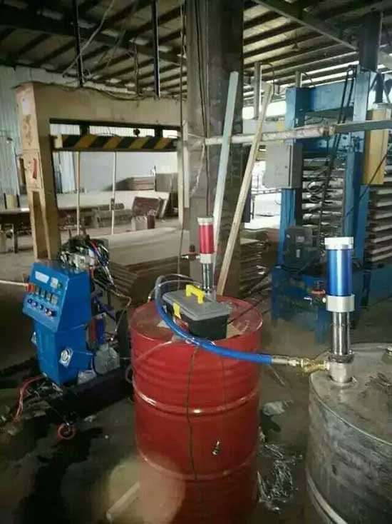 聚氨酯門板發(fā)泡設(shè)備(圖1) JNJX-Q2600D-聚氨酯門板發(fā)泡設(shè)備