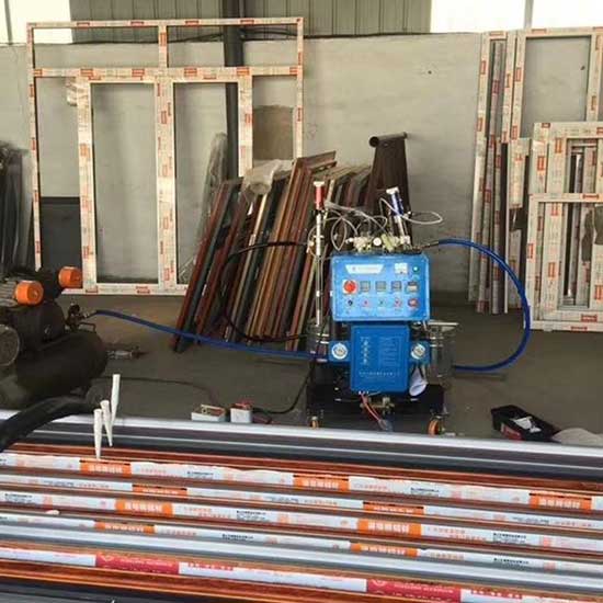 斷橋鋁型材腔體填充聚氨酯發(fā)泡機(jī)(圖1) Q2600D斷橋鋁型材腔體填充聚氨酯發(fā)泡機(jī)